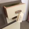Comodino bianco e grigio - immagine 4