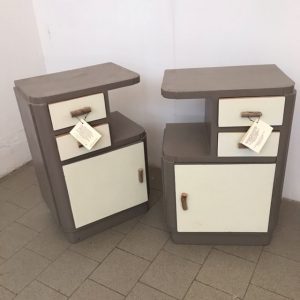 Comodino bianco e grigio